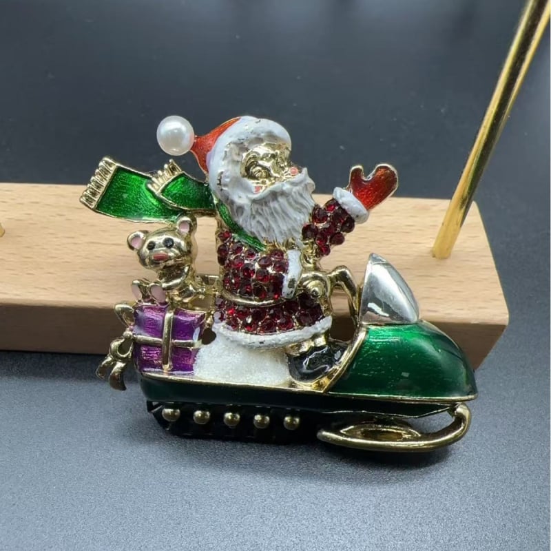 Kitűző – rajzfilmszerű hóember, drip-glazúrt zománc, ötvözet, női divatkiegészítő (Anyag: ötvözet • Forma: rajzfilmszerű hóember • Technika: drip-glazúros zománc • Funkció: dekoráció)