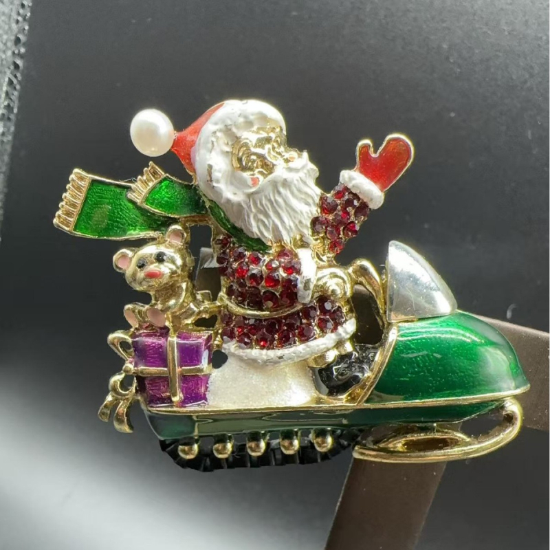 Kitűző – rajzfilmszerű hóember, drip-glazúrt zománc, ötvözet, női divatkiegészítő (Anyag: ötvözet • Forma: rajzfilmszerű hóember • Technika: drip-glazúros zománc • Funkció: dekoráció)