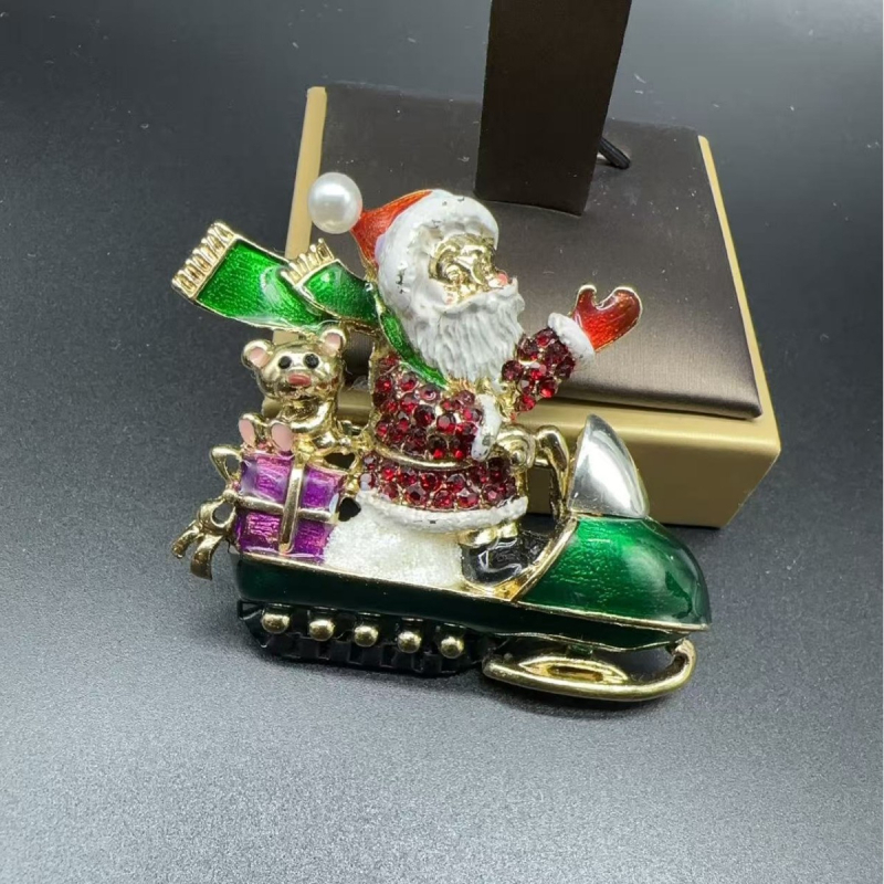 Kitűző – rajzfilmszerű hóember, drip-glazúrt zománc, ötvözet, női divatkiegészítő (Anyag: ötvözet • Forma: rajzfilmszerű hóember • Technika: drip-glazúros zománc • Funkció: dekoráció)