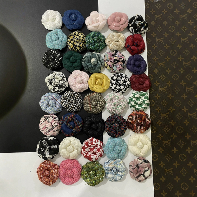 Ötvözetből készült mellre helyezhető virágos bross, koreai stílus, uniszex, nyomtatott logóval, rózsakvarc kristályok, 2024 nyár