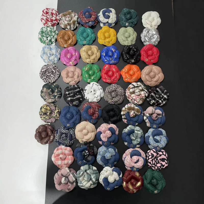 Ötvözetből készült mellre helyezhető virágos bross, koreai stílus, uniszex, nyomtatott logóval, rózsakvarc kristályok, 2024 nyár