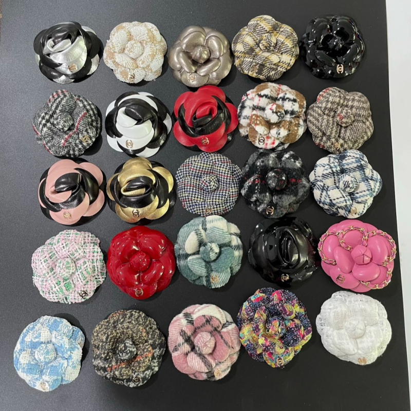 Ötvözetből készült mellre helyezhető virágos bross, koreai stílus, uniszex, nyomtatott logóval, rózsakvarc kristályok, 2024 nyár