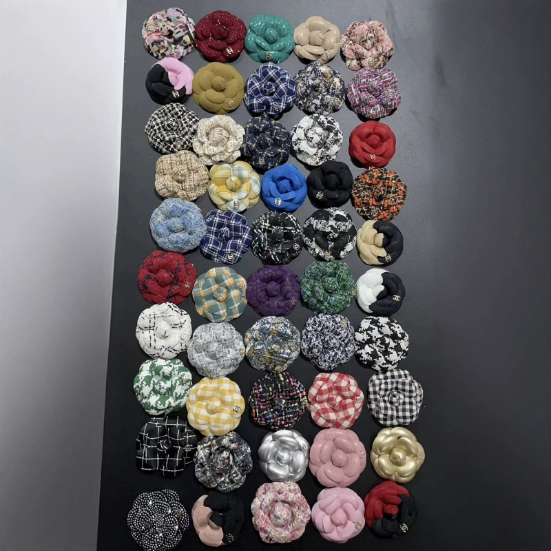 Ötvözetből készült mellre helyezhető virágos bross, koreai stílus, uniszex, nyomtatott logóval, rózsakvarc kristályok, 2024 nyár