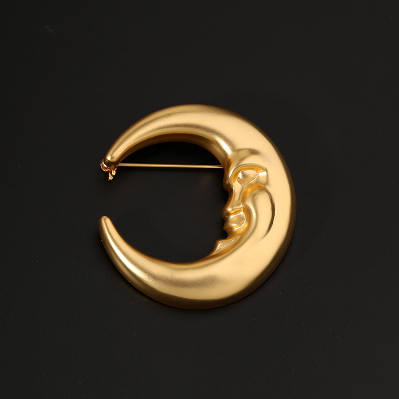 Hold kitűző, réz anyagú, palotai szél stílus, csillag mintázat, elektroplatírozott, díszítés és ajándékokra