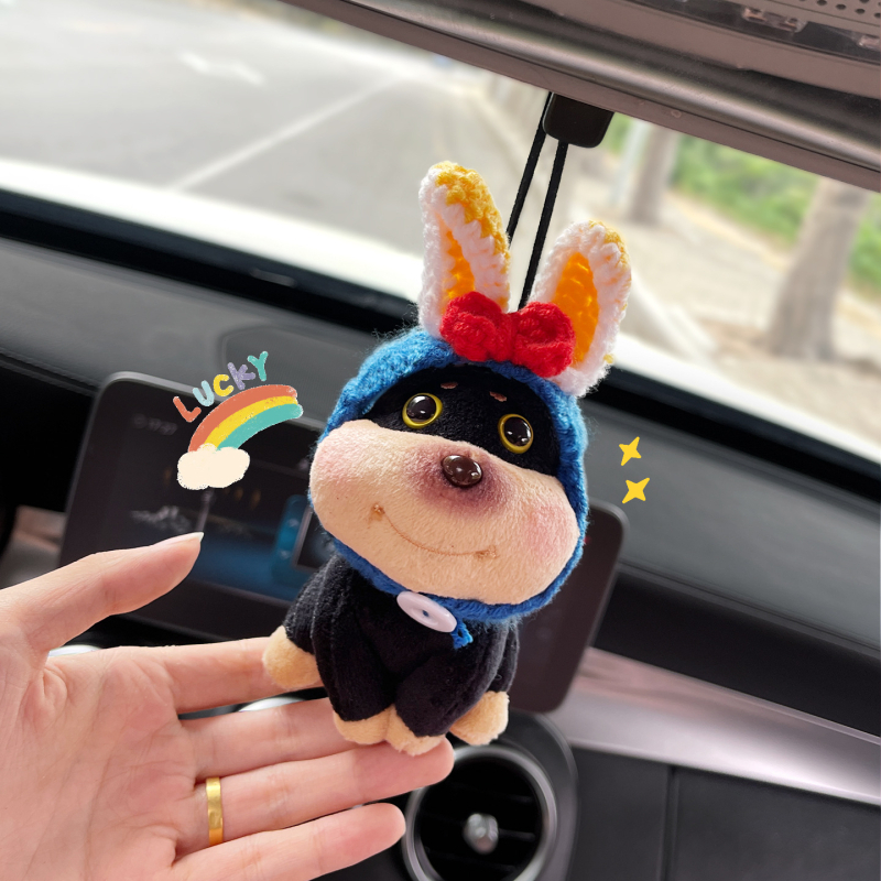 Rajzfilmszerű plüss autófüggő a visszapillantóhoz – belső autódekoráció