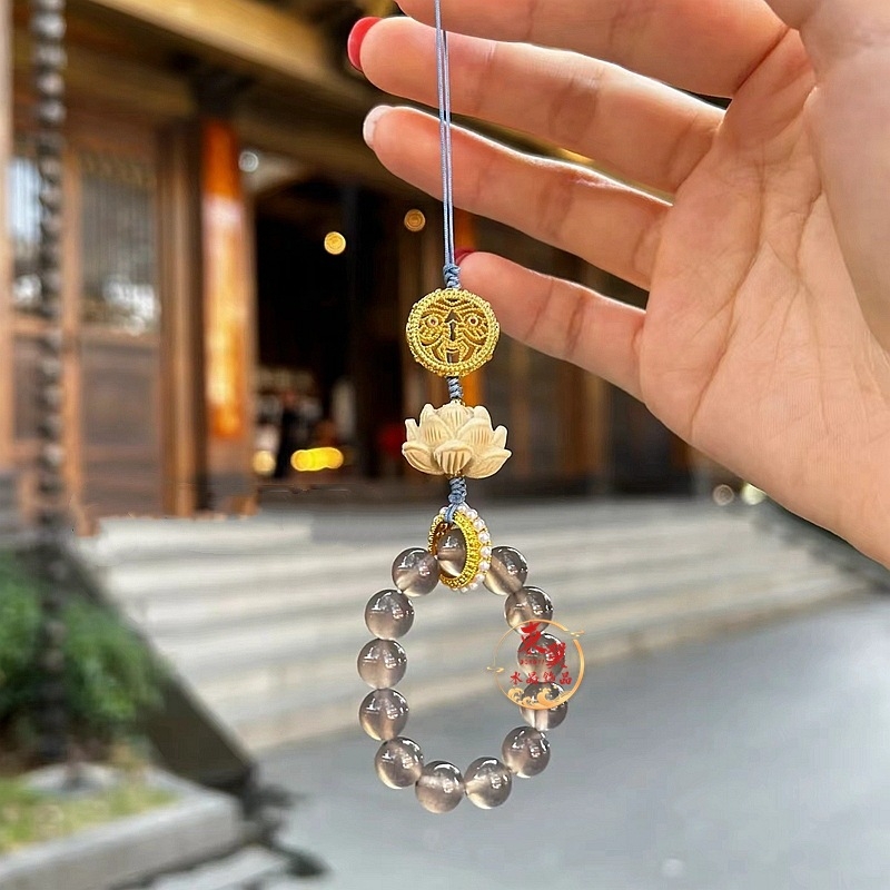 Telefonpánt medál lótusz motívummal, gravírozott üveg/glazúrozott achát, eredet Liányungang, őszi 2024