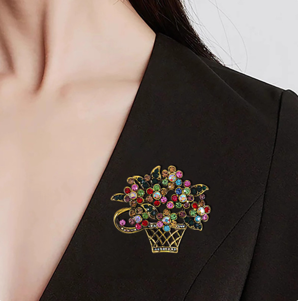 Kitűző: Geometriai alakú cinkötvözet, elektroplatinált felület, ötvözetből készült medál, többszintű dizájn, nőknek