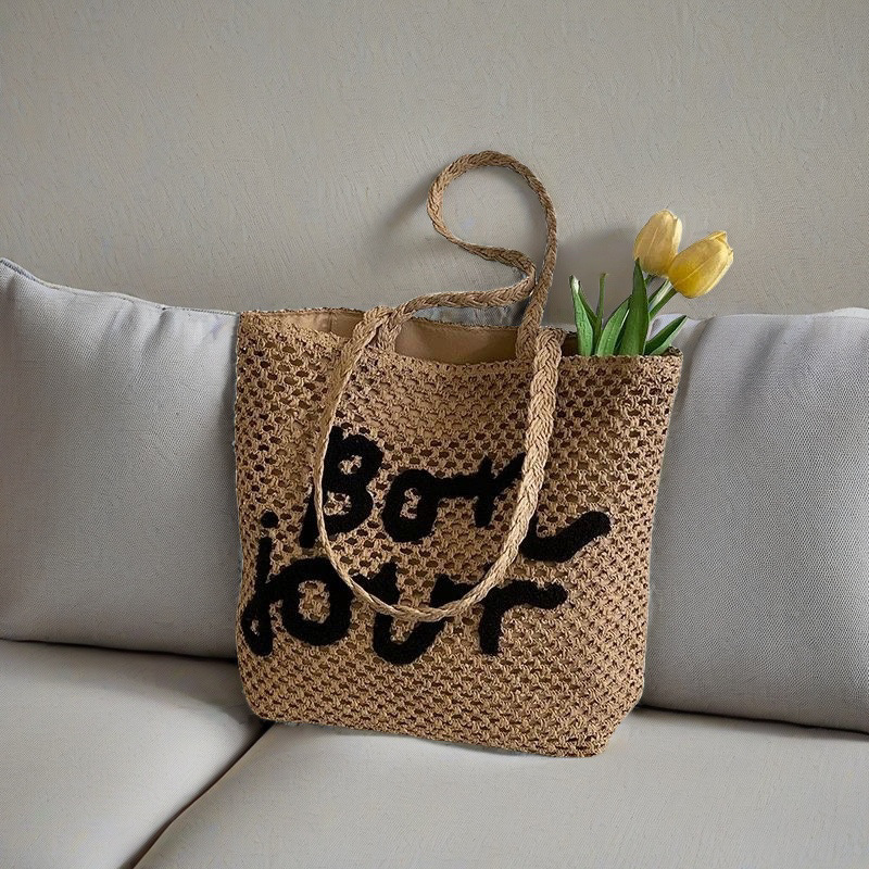 Papírszövetes válltáska, városi minimalist stílus, cipzáras zárás, belső telefonzseb, függőleges négyszög alak, dupla vállpánt