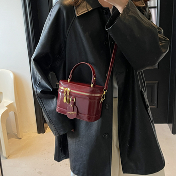 PU anyagú vödröstáska | Záródás cipzárral | Belső cipzáros zseb és telefonzseb | Poliészter bélés | Dupla vállpánt | Retro crossbody stílus