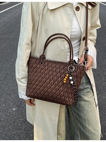 Nothing Bucket Bag — Utcai stílusú PU, 2025 téli szezon, Cipzáras nyitás, Belső cipzáras zseb és laminált zseb.