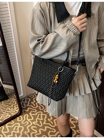 Nothing Bucket Bag — Utcai stílusú PU, 2025 téli szezon, Cipzáras nyitás, Belső cipzáras zseb és laminált zseb.