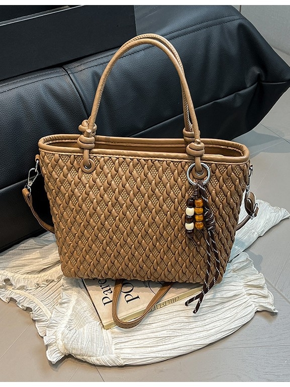 Nothing Bucket Bag — Utcai stílusú PU, 2025 téli szezon, Cipzáras nyitás, Belső cipzáras zseb és laminált zseb.