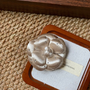 Broșă cu design de Camelia franceză, materiale mixte, utilizare duală, Primăvara 2025.