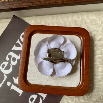 Broșă cu design de Camelia franceză, materiale mixte, utilizare duală, Primăvara 2025.