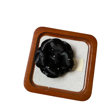 Broșă cu design de Camelia franceză, materiale mixte, utilizare duală, Primăvara 2025.