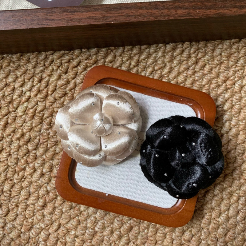 Broșă cu design de Camelia franceză, materiale mixte, utilizare duală, Primăvara 2025.