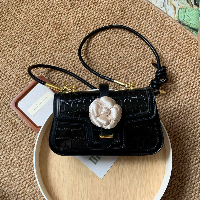 Broșă cu design de Camelia franceză, materiale mixte, utilizare duală, Primăvara 2025.