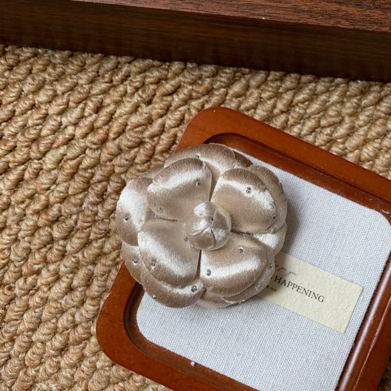 Broșă cu design de Camelia franceză, materiale mixte, utilizare duală, Primăvara 2025.