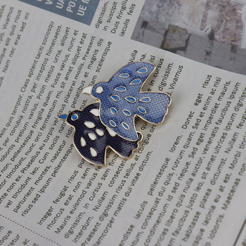 Ötvözetből készült bross zománcozott csepp-glazúrral, madár motívum, uniszex, irodai stílus