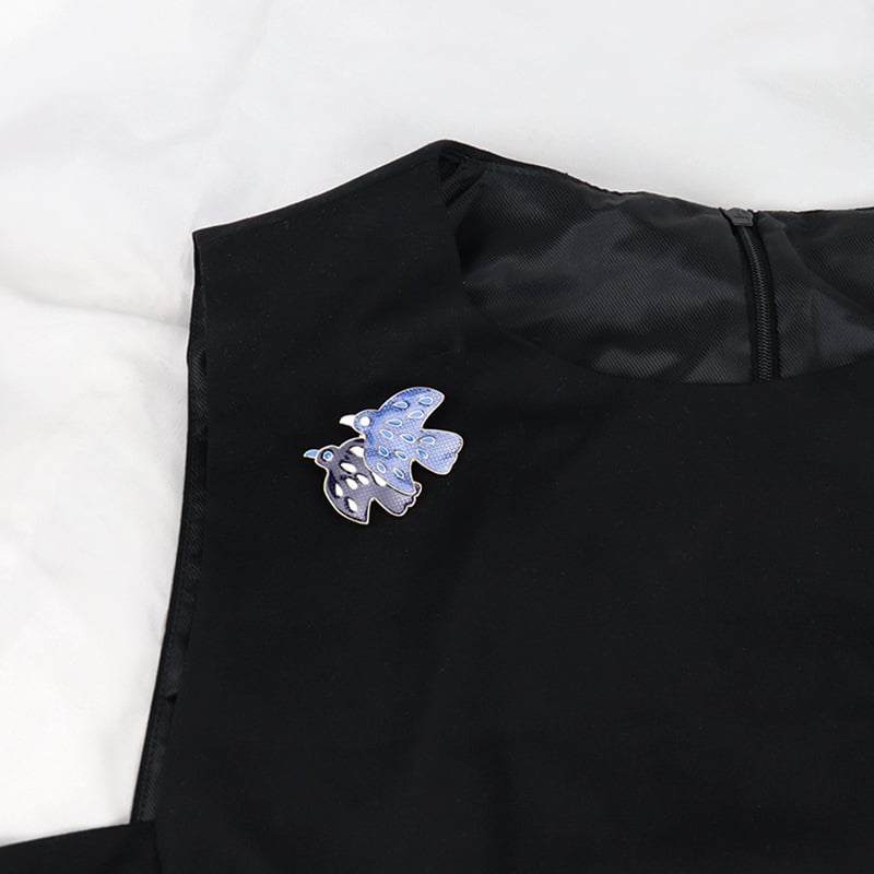 Ötvözetből készült bross zománcozott csepp-glazúrral, madár motívum, uniszex, irodai stílus