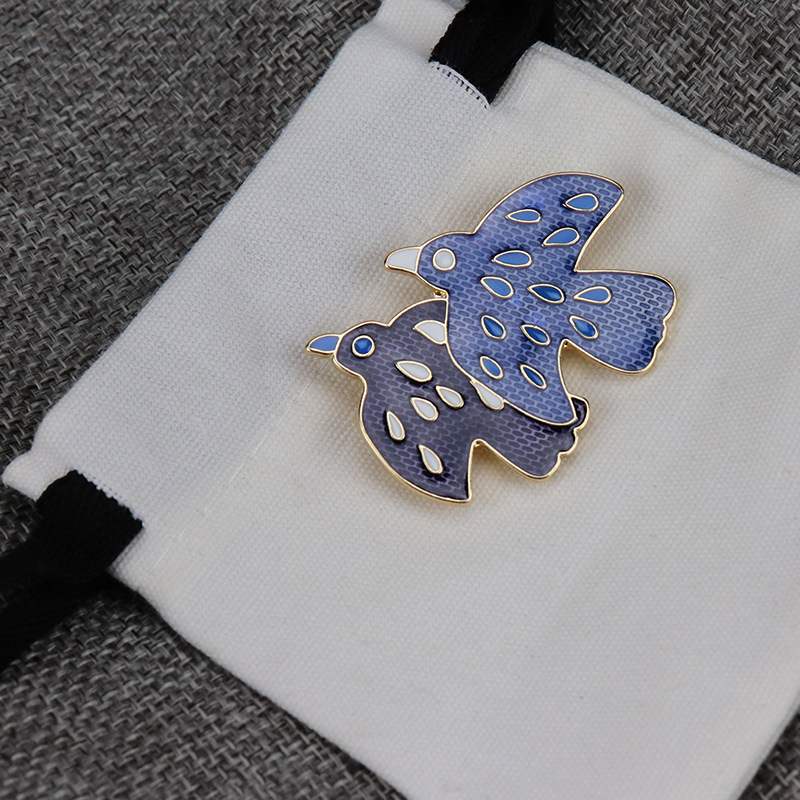 Ötvözetből készült bross zománcozott csepp-glazúrral, madár motívum, uniszex, irodai stílus