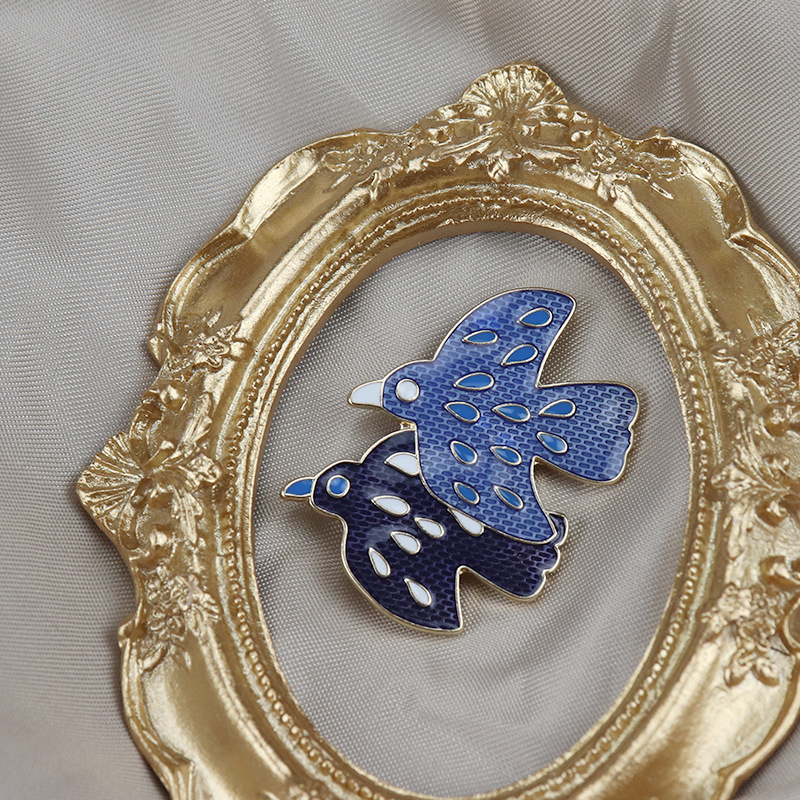 Ötvözetből készült bross zománcozott csepp-glazúrral, madár motívum, uniszex, irodai stílus