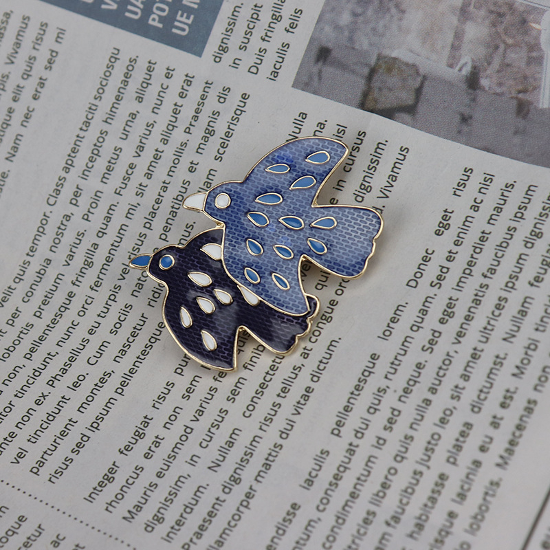 Ötvözetből készült bross zománcozott csepp-glazúrral, madár motívum, uniszex, irodai stílus