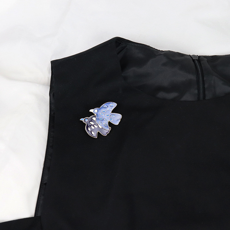 Ötvözetből készült bross zománcozott csepp-glazúrral, madár motívum, uniszex, irodai stílus