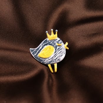 Koronás madárral kitűző – ötvözet, női retro stílus, állatmotívum, olajcseppes felület