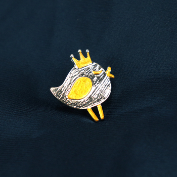 Koronás madárral kitűző – ötvözet, női retro stílus, állatmotívum, olajcseppes felület