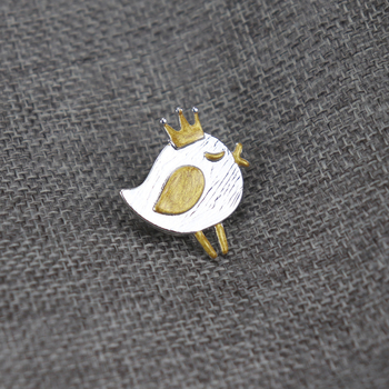 Koronás madárral kitűző – ötvözet, női retro stílus, állatmotívum, olajcseppes felület