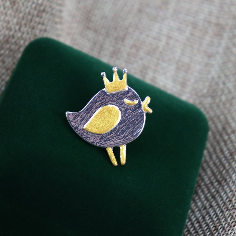 Koronás madárral kitűző – ötvözet, női retro stílus, állatmotívum, olajcseppes felület