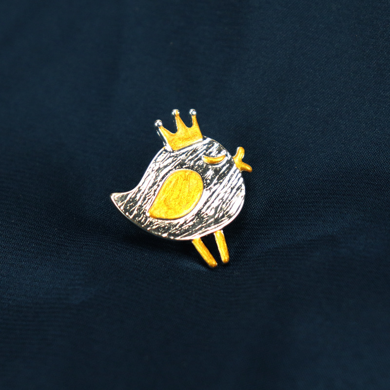 Koronás madárral kitűző – ötvözet, női retro stílus, állatmotívum, olajcseppes felület