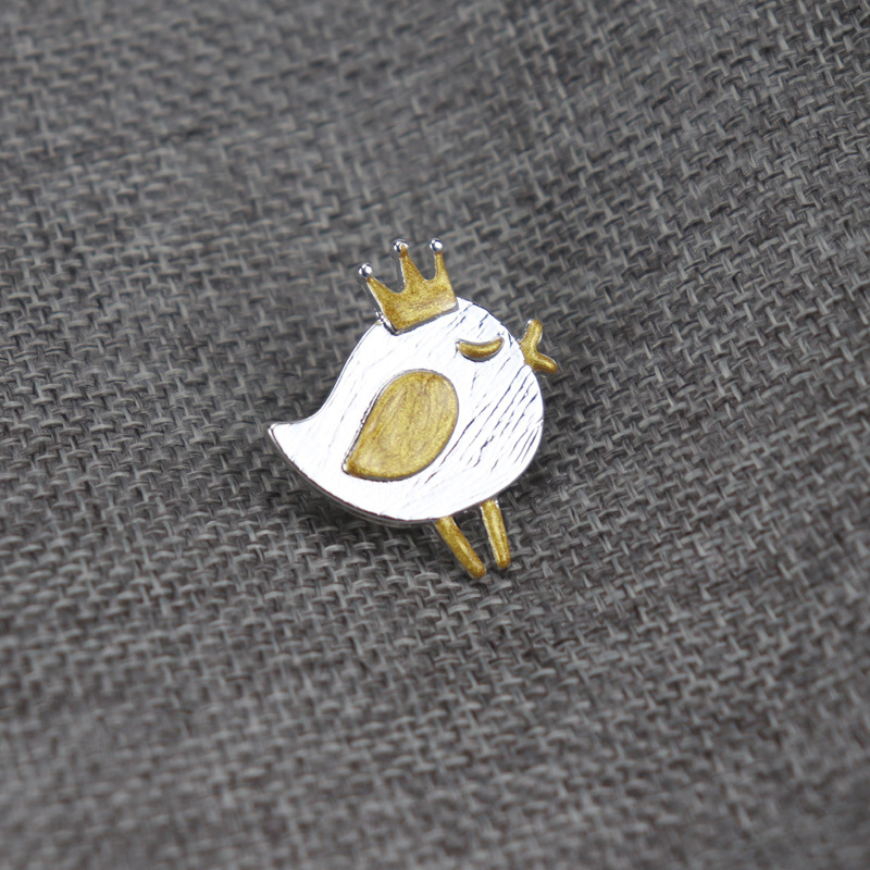 Koronás madárral kitűző – ötvözet, női retro stílus, állatmotívum, olajcseppes felület