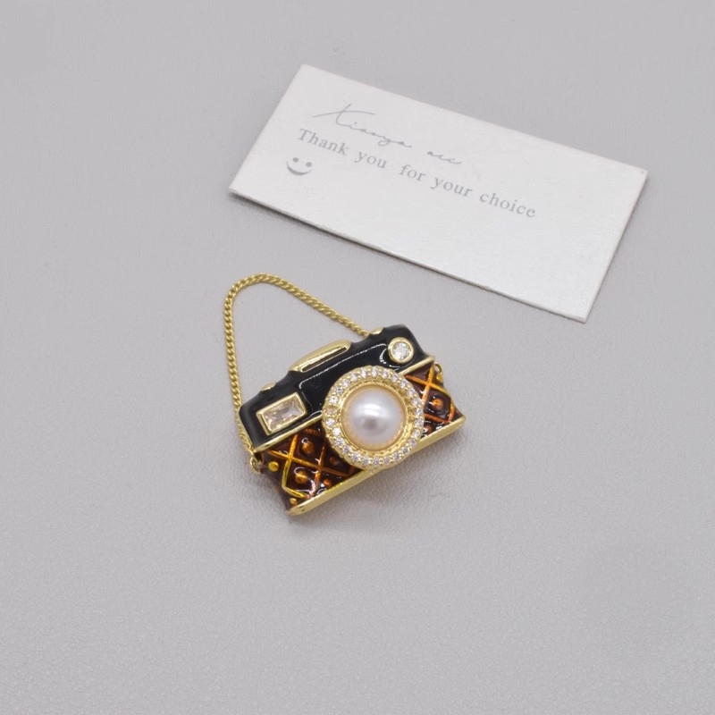 Broš: vintage motiv kamere, metal, geometrijski oblik, elektroplatirano, unisex