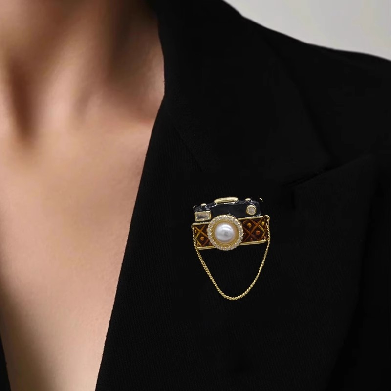 Broš: vintage motiv kamere, metal, geometrijski oblik, elektroplatirano, unisex