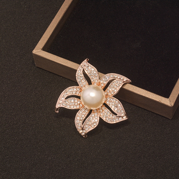 Brošňa s kvietkom z liatiny — elektroplátovaný povrch, kvietkový štýl, dekorácia a darček