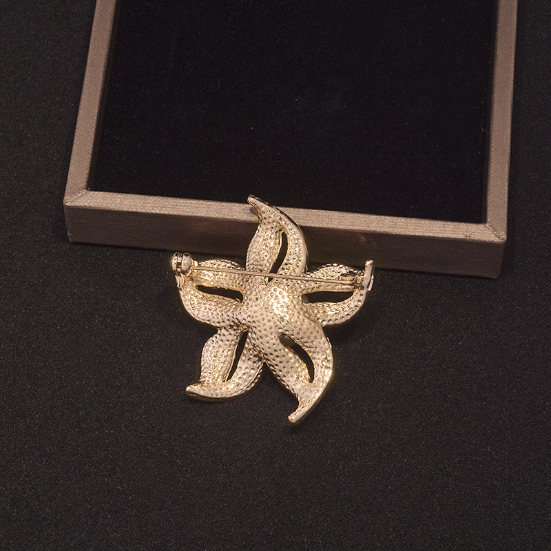 Brošňa s kvietkom z liatiny — elektroplátovaný povrch, kvietkový štýl, dekorácia a darček