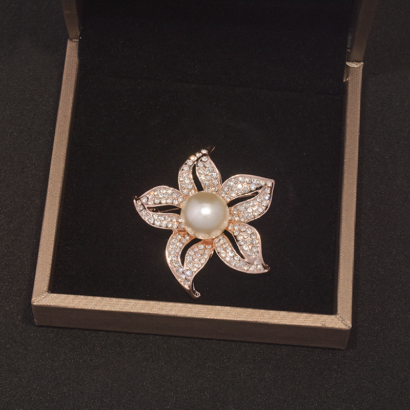 Brošňa s kvietkom z liatiny — elektroplátovaný povrch, kvietkový štýl, dekorácia a darček