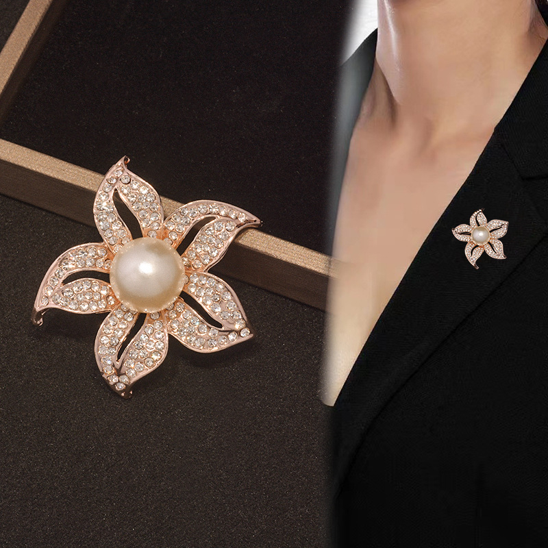 Brošňa s kvietkom z liatiny — elektroplátovaný povrch, kvietkový štýl, dekorácia a darček