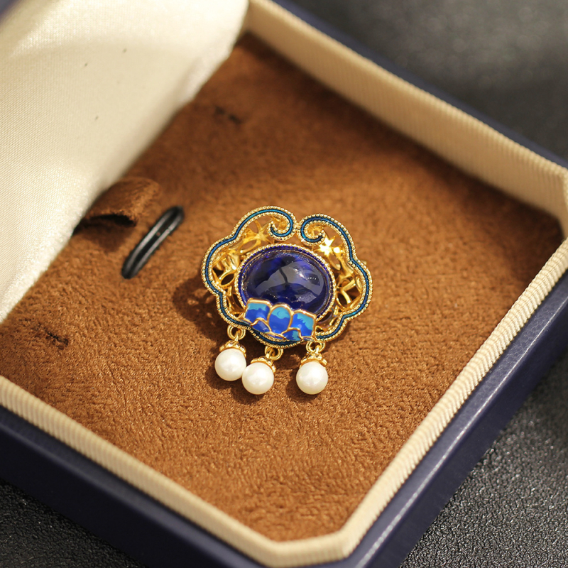 Brošňa, pozlátený meď, geometrický tvar, strapec s perlami, unisex doplnok