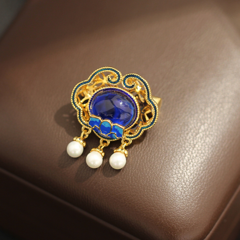 Brošňa, pozlátený meď, geometrický tvar, strapec s perlami, unisex doplnok