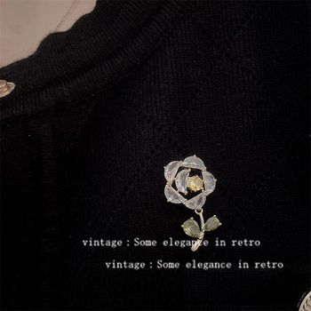 Brošňa Camelia – kvietkový dizajn, meď, elektroplating, pôvod Yiwu, jeseň 2024