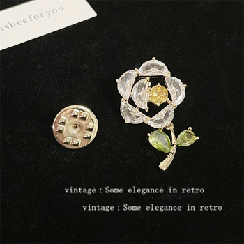 Brošňa Camelia – kvietkový dizajn, meď, elektroplating, pôvod Yiwu, jeseň 2024