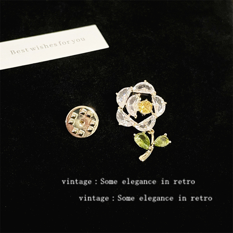 Brošňa Camelia – kvietkový dizajn, meď, elektroplating, pôvod Yiwu, jeseň 2024