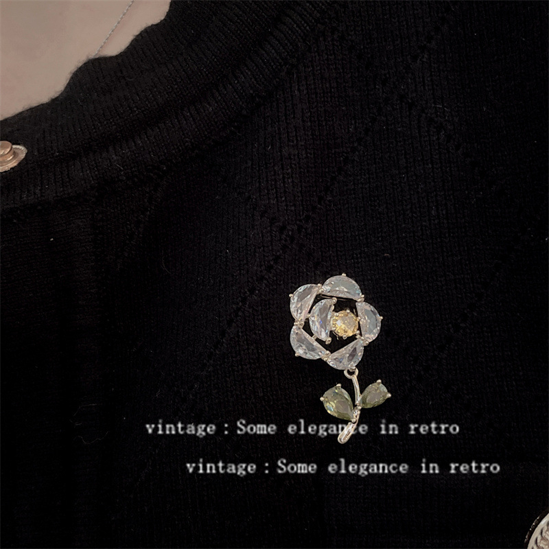 Brošňa Camelia – kvietkový dizajn, meď, elektroplating, pôvod Yiwu, jeseň 2024