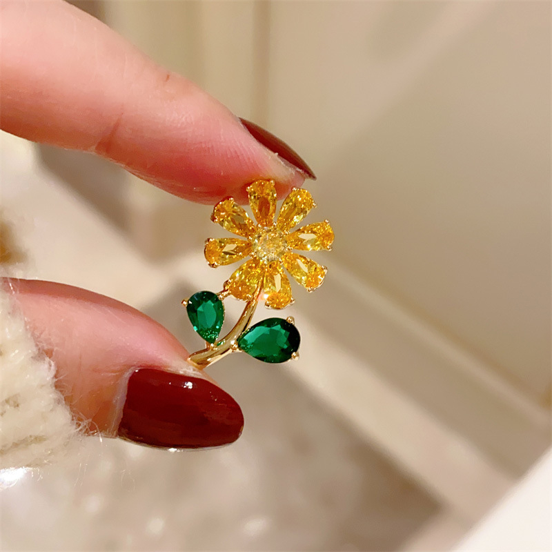 Gallértű virágmotívummal (napraforgó), réz, francia stílus, uniszex, gyémántos megmunkálás, ötvözetbe illesztett mesterséges drágakövek