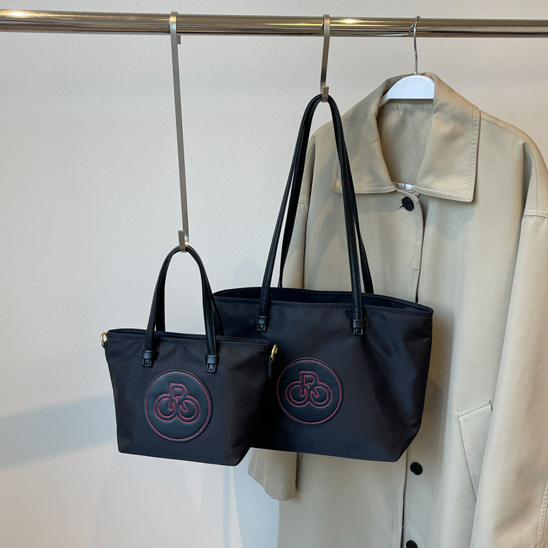 Nylon Tote táska – vödör-stílus, cipzáros nyitás, poliészter bélés, belső cipzáros zseb és ID zseb