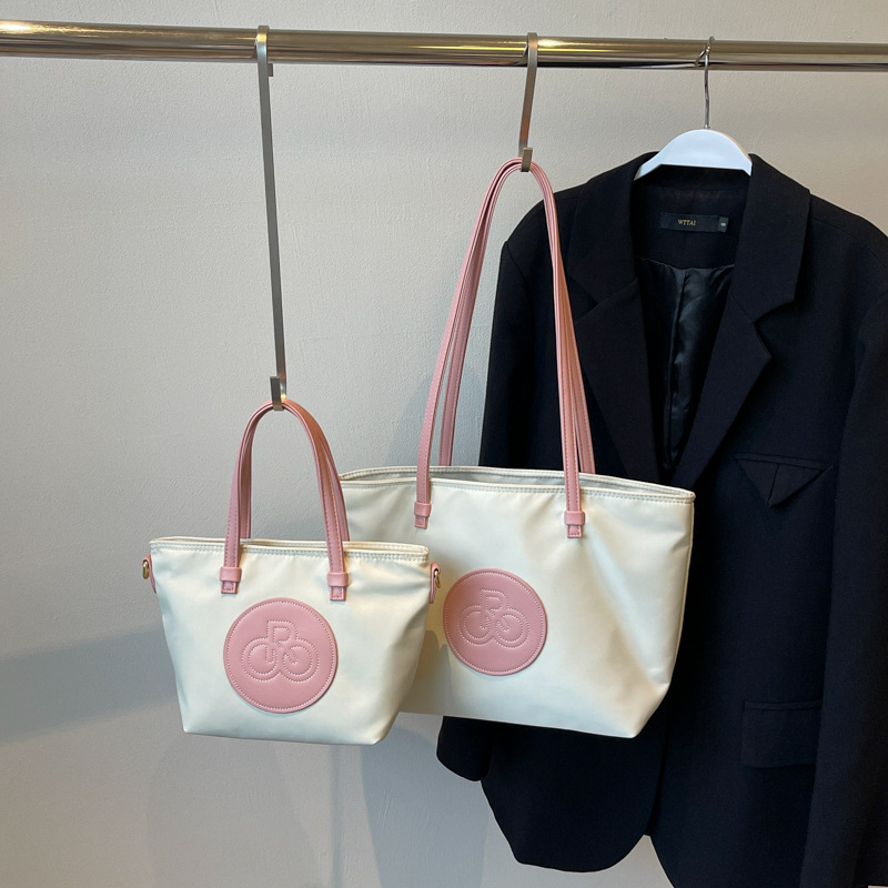 Nylon Tote táska – vödör-stílus, cipzáros nyitás, poliészter bélés, belső cipzáros zseb és ID zseb