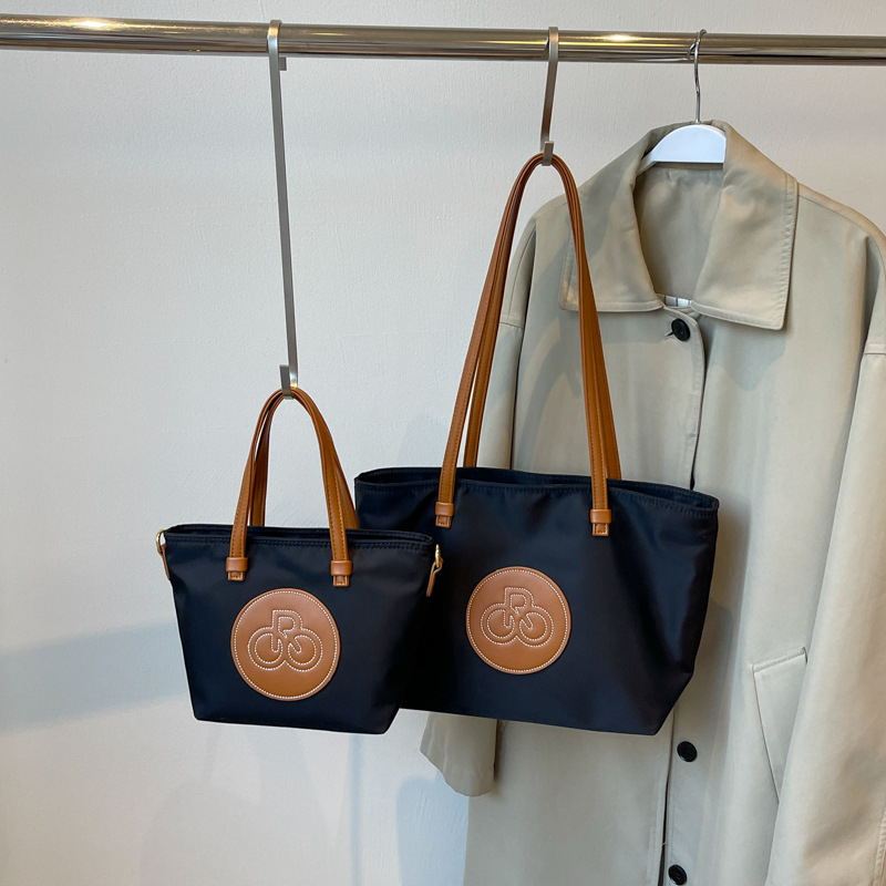 Nylon Tote táska – vödör-stílus, cipzáros nyitás, poliészter bélés, belső cipzáros zseb és ID zseb